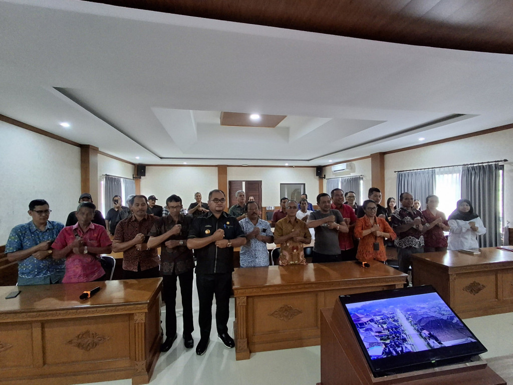 PENYULUHAN DAN KAMPANYE LINGKUNGAN HIDUP DI DESA KUWUM